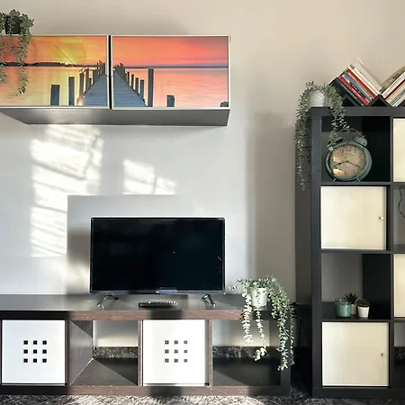 Red House - Beautiful - Metro M1 Apartment Milan