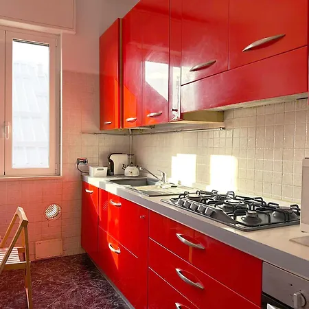 Red House - Beautiful - Metro M1 Apartment