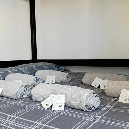 Red House - Beautiful - Metro M1 Apartment
