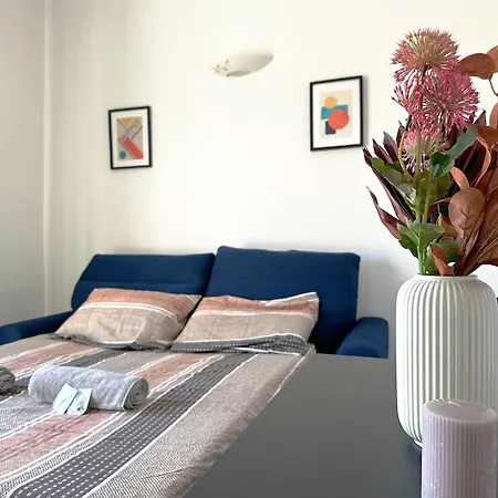 Red House - Beautiful - Metro M1 Apartment *