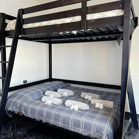 Red House - Beautiful - Metro M1 Apartment *