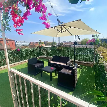 Red House - Beautiful - Metro M1 Apartment *